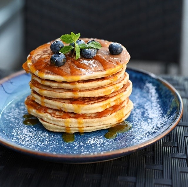 Torre de hot cakes con miel. Torre de hot cakes con miel.