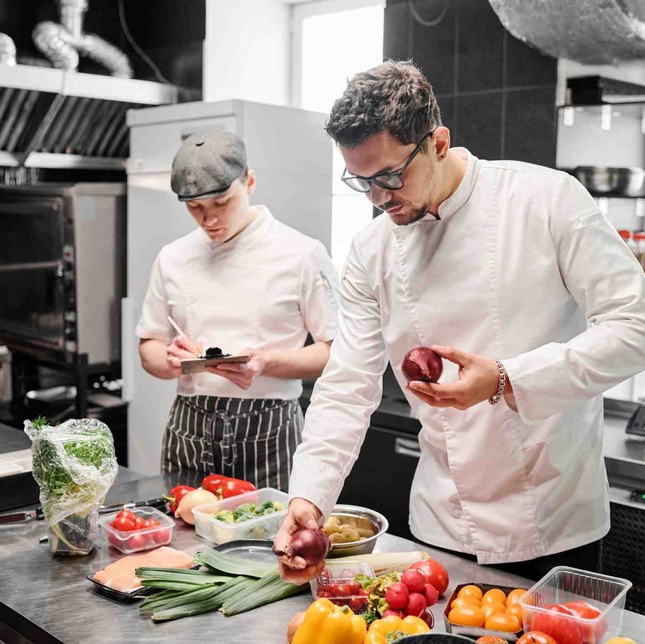 Chefs seleccionando vegetales para preparaciones Chefs seleccionando vegetales para preparaciones