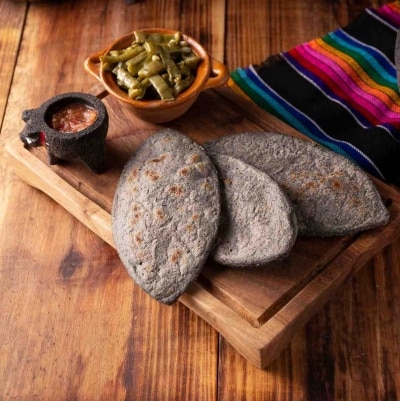 Tortillas tradicionales, servidas con nopales, compradas en un puesto callejero Tortillas tradicionales, servidas con nopales, compradas en un puesto callejero