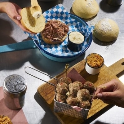 Cesta de pan, porciones fritas, servidas en una mesa para que la gente comparta. Cesta de pan, porciones fritas, servidas en una mesa para que la gente comparta.