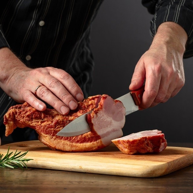 Diferentes tipos de carnes curadas, como salami y bondiola, colgadas durante el proceso de deshidratación y secado. Diferentes tipos de carnes curadas, como salami y bondiola, colgadas durante el proceso de deshidratación y secado.