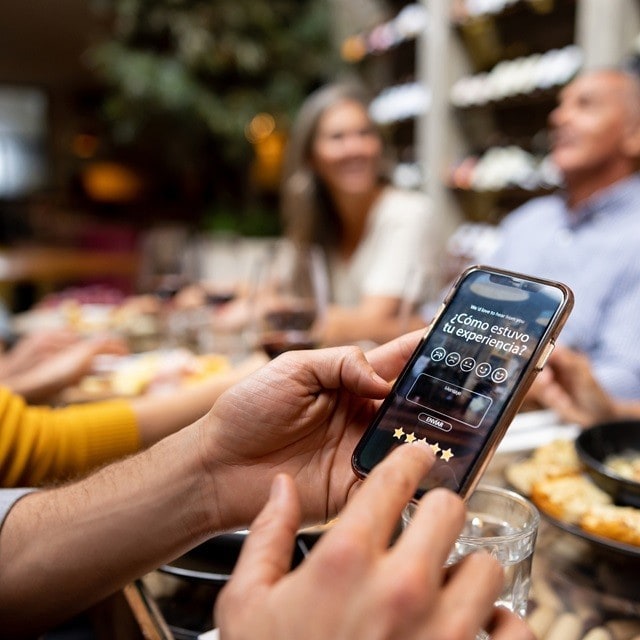 Cliente de restaurante da su feedback sobre la experiencia gastronómica durante una comida con amigos. Cliente de restaurante da su feedback sobre la experiencia gastronómica durante una comida con amigos.