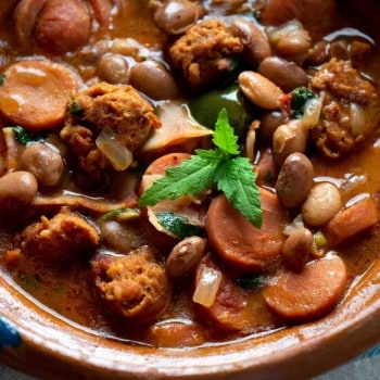 Cazuela de frijoles charros, con frijol bayo y frijol flor de mayo, tocino, chorizo y chicharrón, entre otros ingredientes. Cazuela de frijoles charros, con frijol bayo y frijol flor de mayo, tocino, chorizo y chicharrón, entre otros ingredientes.