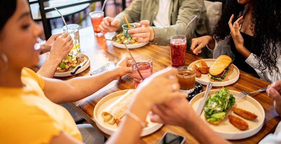 Entiende los hábitos de consumo de la Generación Z y actualiza tu restaurante