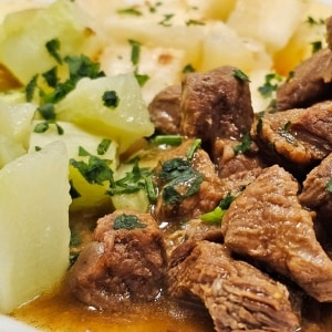 Carne de res guisada, cortada en trozos y servida con chayote y papas. Carne de res guisada, cortada en trozos y servida con chayote y papas.
