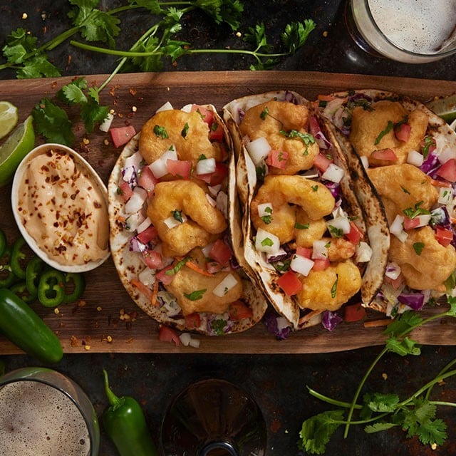 Comida capeada: diferencias entre capear, empanizar y rebozar