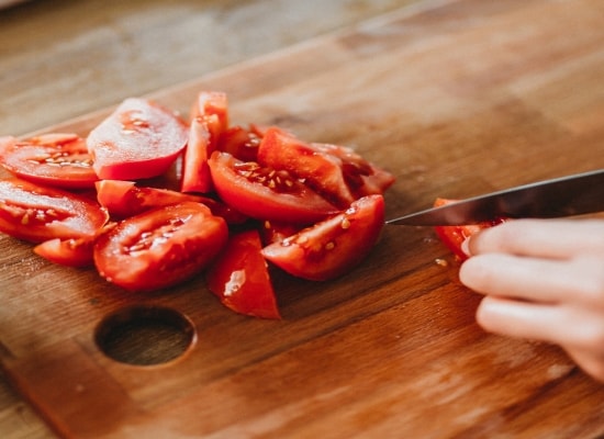 Chef preparando tomate Chef preparando tomate