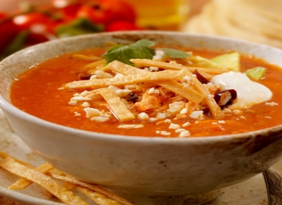 Sopa de tortilla a base de tomate Sopa de tortilla a base de tomate