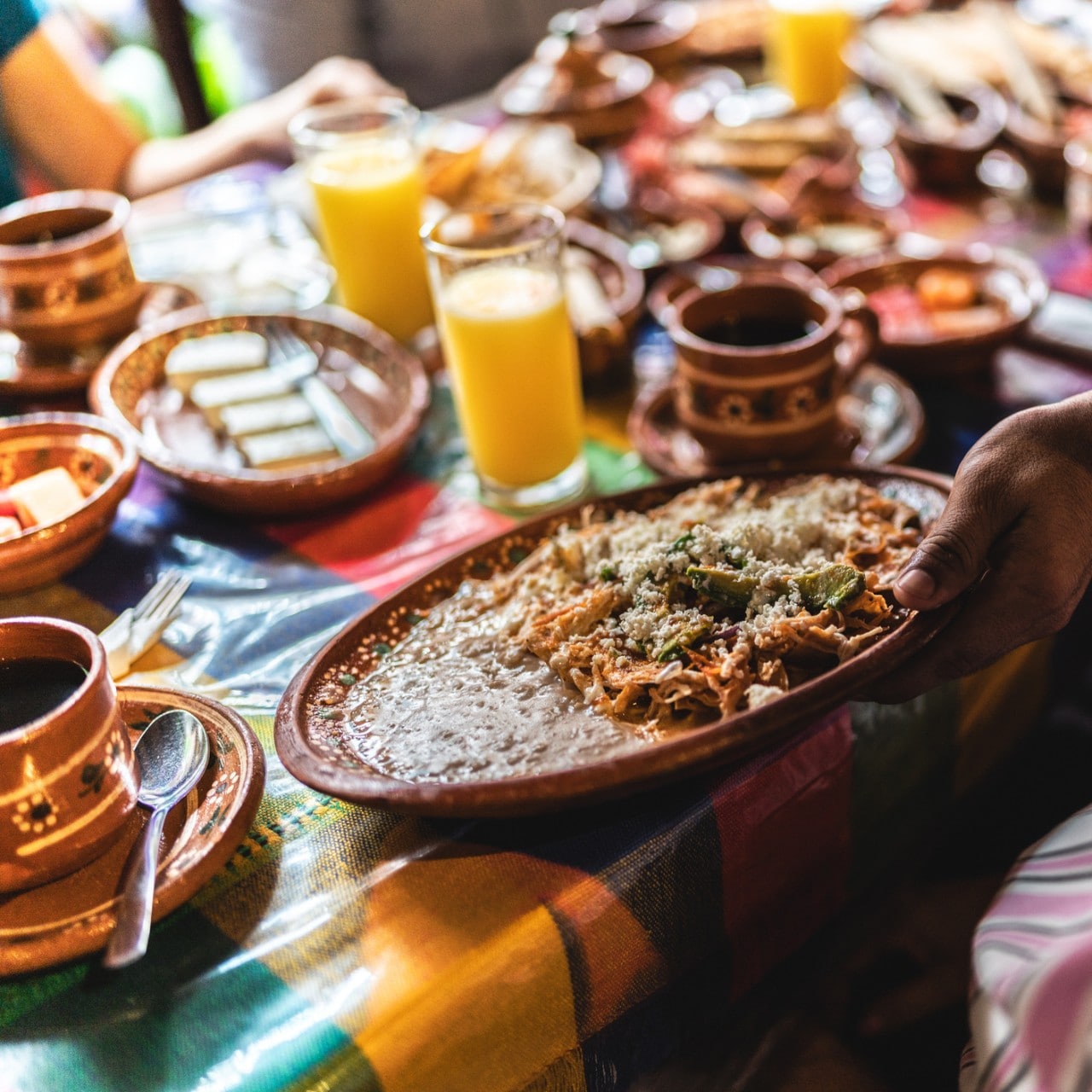Camarero sirviendo el brunch. Camarero sirviendo el brunch.