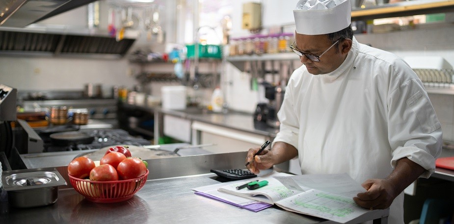 Conoce estrategias para asimilar y solucionar contingencias diarias en un servicio de comida