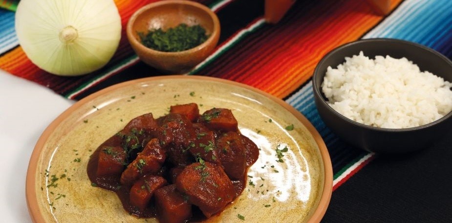 Manchamanteles, un mole festivo y dulce con el que puedes renovar tu menú