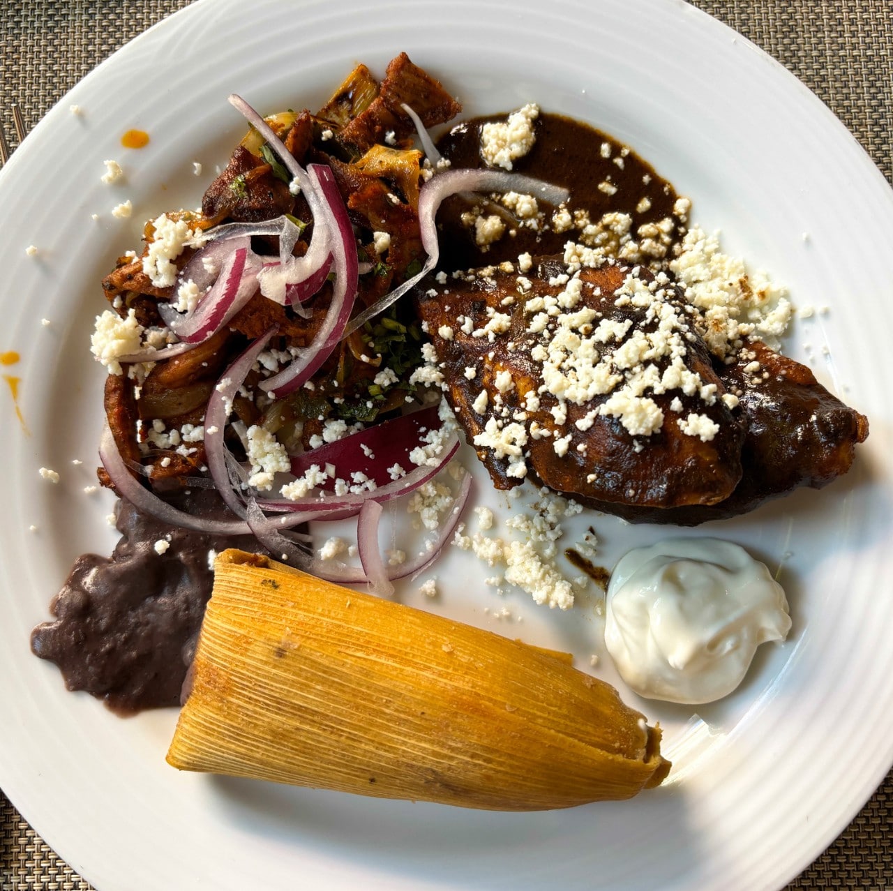 Tamales con mole rojo. Tamales con mole rojo.