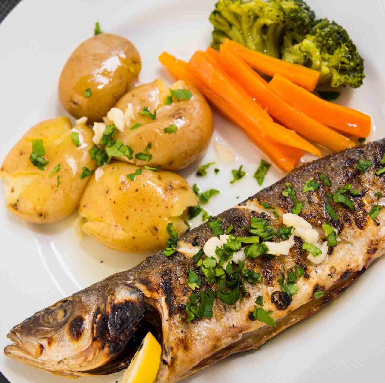 Plato equilibrado con pescado y verduras Plato equilibrado con pescado y verduras