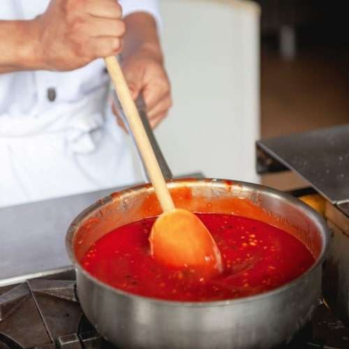 chef-preparando-salsa-de-tomate chef-preparando-salsa-de-tomate