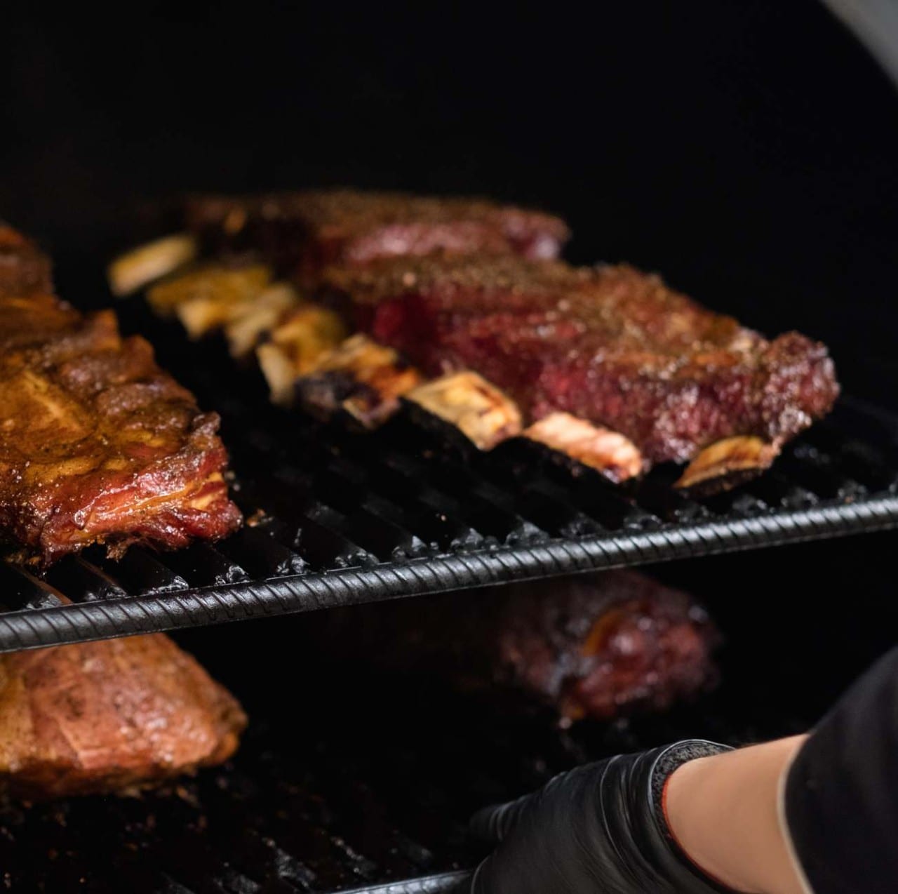 Diferentes cortes de carne roja ahumados en un ahumador profesional para restaurante. Diferentes cortes de carne roja ahumados en un ahumador profesional para restaurante.
